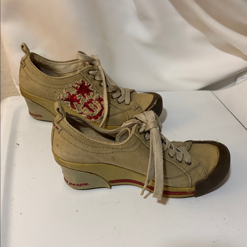 JUMP FOR THE PEOPLE Vintage crazy fun  Grey Wedge Sneakers with Red Accents